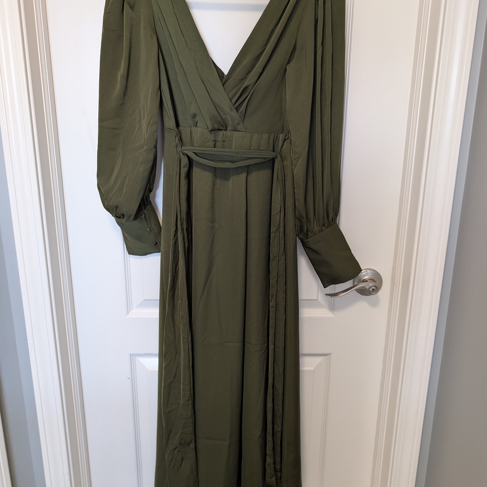 NWT Banana Republic Olive Green Plunge Neck Dress. Size 6